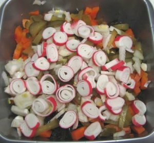 Salade de légumes aux algues et bâtonnets de crabe