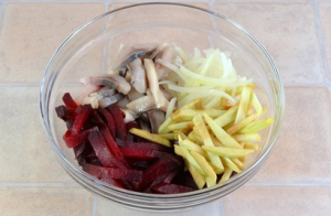 Salade de betteraves, hareng et pommes