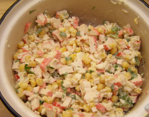 Salade aux bâtonnets de crabe