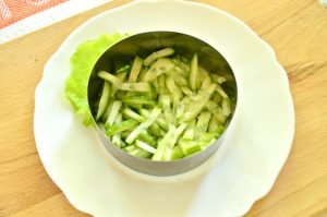 Salade aux bâtonnets de crabe, maïs et jambon