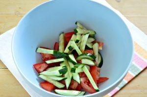 Salade de légumes au chou de Chine, concombre, tomates