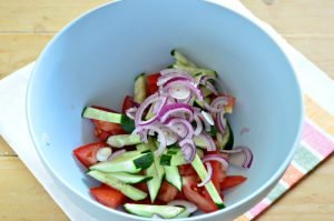 Salade de légumes au chou de Chine, concombre, tomates