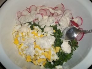 Salade printanière aux radis, œufs et oignons