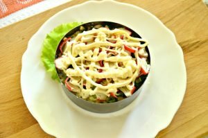 Salade Met Krabsticks, Maïs En Ham