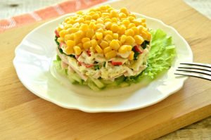 Salade Met Krabsticks, Maïs En Ham