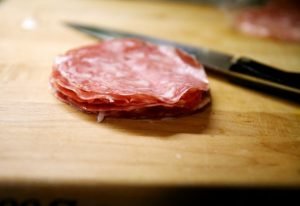 Salade avec saucisse fumée, fromage et roquette