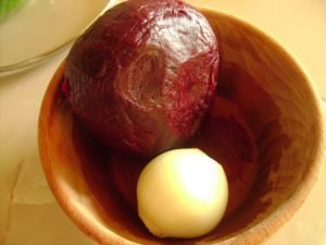 Salade de betteraves à l'ail et aux oignons marinés