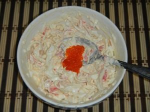 Salade au calmar, bâtonnets de crabe et caviar rouge