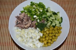 Salade de thon en conserve avec concombre et oeuf frais