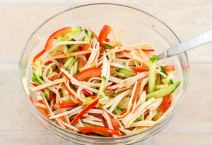 Salade de bâtonnets de crabe et de concombres frais