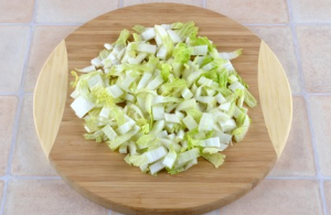 Salade légère avec des bâtonnets de chou et de crabe