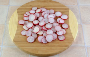 Salade au céleri, pomme et radis