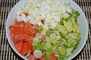 Verse komkommer en tomatensalade met ei en prei