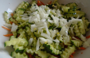 Salade coréenne avec des bâtonnets de crabe et des carottes