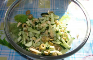 Salade d'olives au concombre et aux œufs