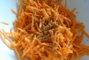 Salade coréenne avec des bâtonnets de crabe et des carottes