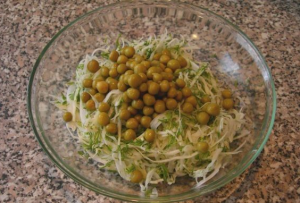 Salade de chou et de pois verts