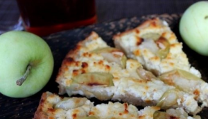 Tarte à la farine d'avoine avec du fromage cottage et des pommes