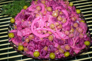 Salade de betteraves au hareng et aux pois verts