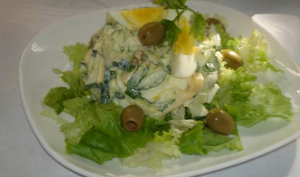 Salade d'olives au concombre et aux œufs