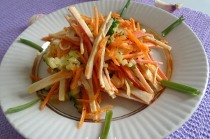 Salade coréenne avec des bâtonnets de crabe et des carottes