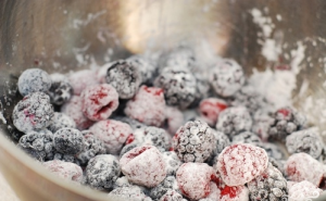 Gâteau éponge aux baies de cassis congelées