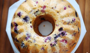 Gâteau éponge aux baies de cassis congelées