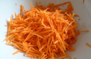 Salade coréenne avec des bâtonnets de crabe et des carottes