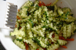 Salade coréenne avec des bâtonnets de crabe et des carottes