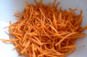 Salade coréenne avec des bâtonnets de crabe et des carottes