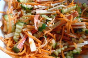 Salade coréenne avec des bâtonnets de crabe et des carottes