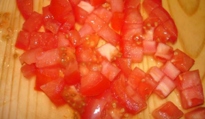 Salade aux bâtonnets de crabe, tomates et ketchup