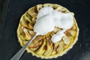 Pieptă cu mere scurte cu Meringue