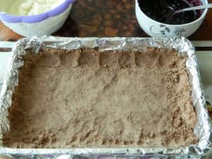 Prăjitură cu ciocolată scurtă cu afine și cașcaval