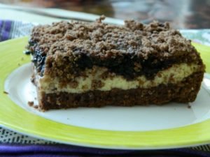 Prăjitură cu ciocolată scurtă cu afine și cașcaval