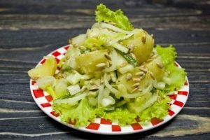 Salade de pommes de terre au céleri et aux pommes