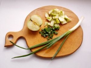 Raugintų kopūstų salotos su obuoliais ir žaliaisiais svogūnais