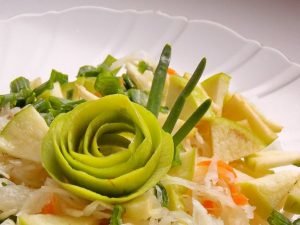 Zuurkoolsalade met appel en groene uien