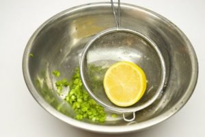 Salade de légumes à la vinaigrette au citron et à l'oignon