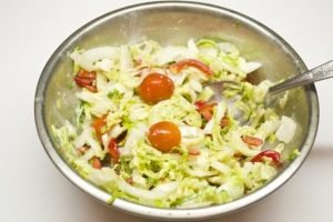 Groentesalade met citroen en uiendressing