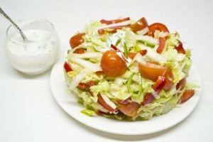 Salade de légumes à la vinaigrette au citron et à l'oignon