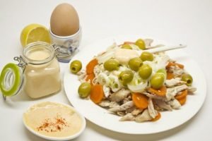 Salade de vacances au poulet, fromage feta et sauce hollandaise