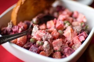 Bietensalade met rundvlees en mayonaise