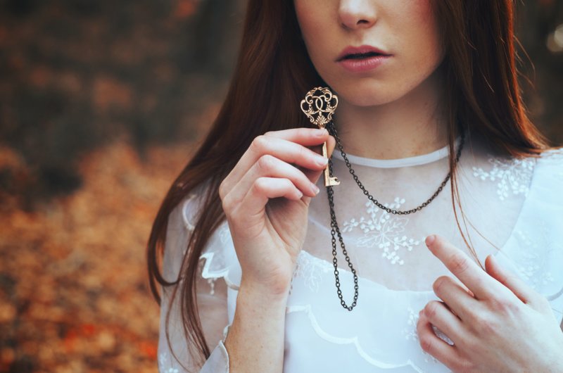 Fille avec une vieille clé