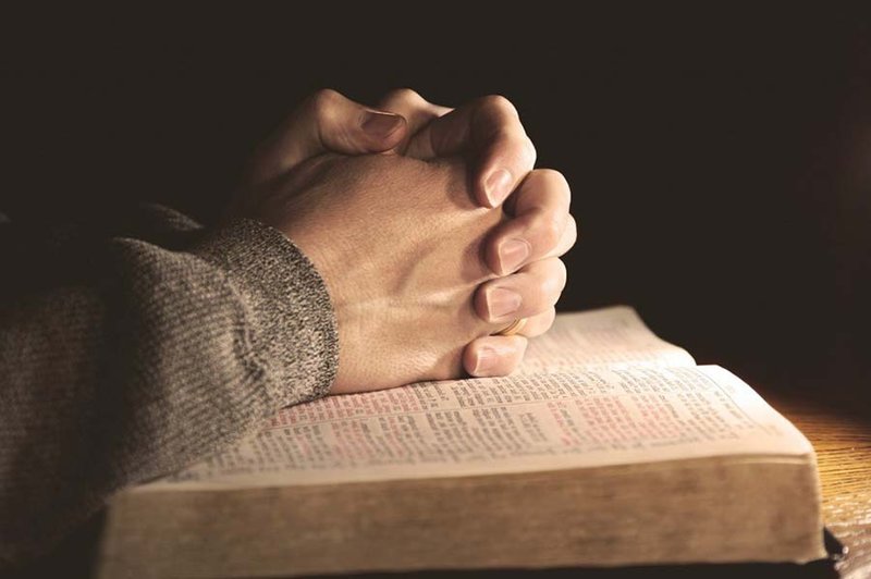 Modliť sa ruky na biblie
