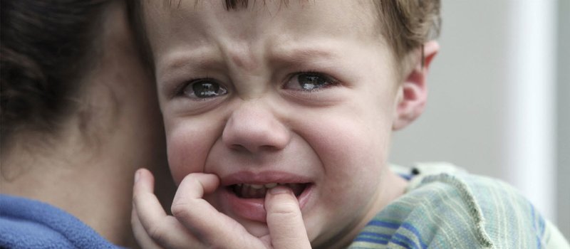 complot pour enlever le mauvais œil de l'enfant