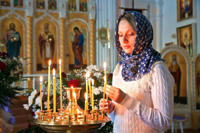 Prière devant l'icône de la mère de Dieu