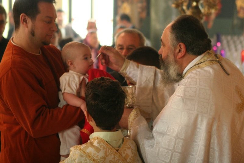 Communion du bébé dans l'église