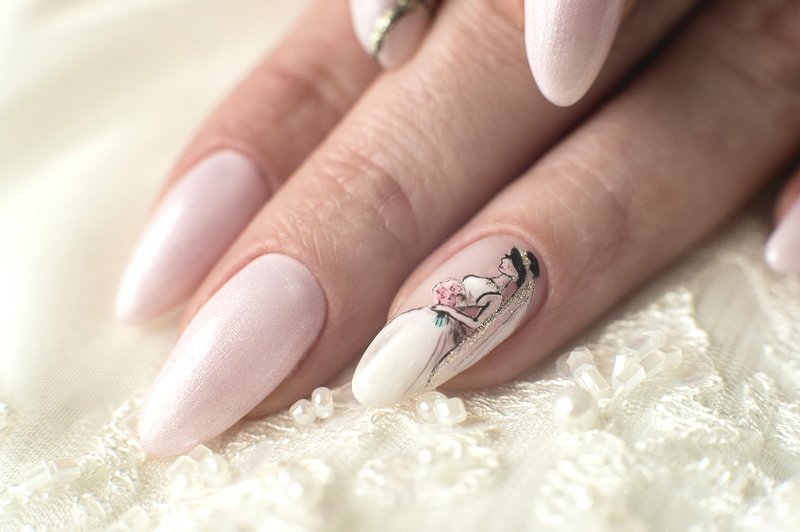 Bruiloft bleekroze manicure met een tekening van de bruid