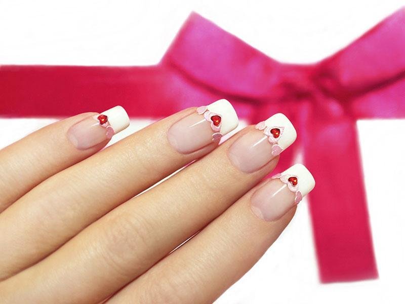 French manicure met strass steentjes en een rood hart